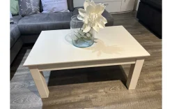 Formschöner Couchtisch