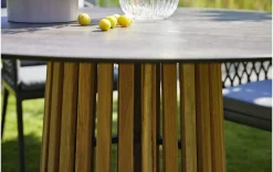 Moderner Gartentisch