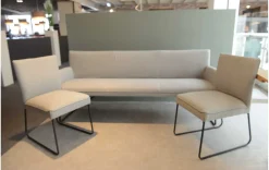 Polsterbank mit Stühlen